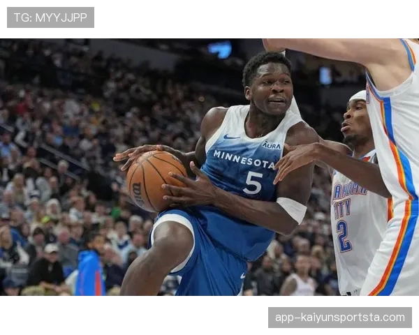 安东尼·爱德华兹利用突破拉开进攻空间提升关键时刻得分效率