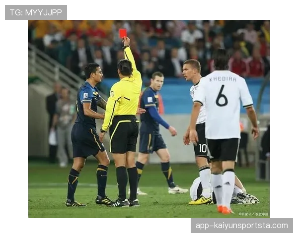 拉人犯规的判罚标准：何时构成可判直接任意球的犯规行为