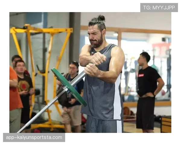 斯科拉无球策应改变防守布局，老将经验主导进攻节奏