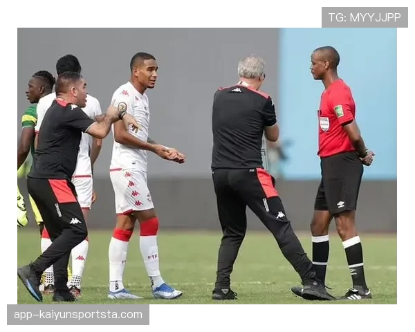 裁判哨音分辨：吹停、示意优势与比赛重启判罚标准