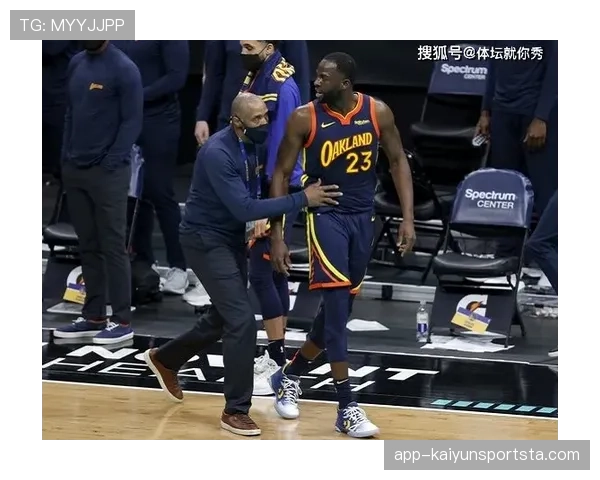 篮球比赛中“跳球”如何决定球权归属？裁判执行与抛球技巧详解